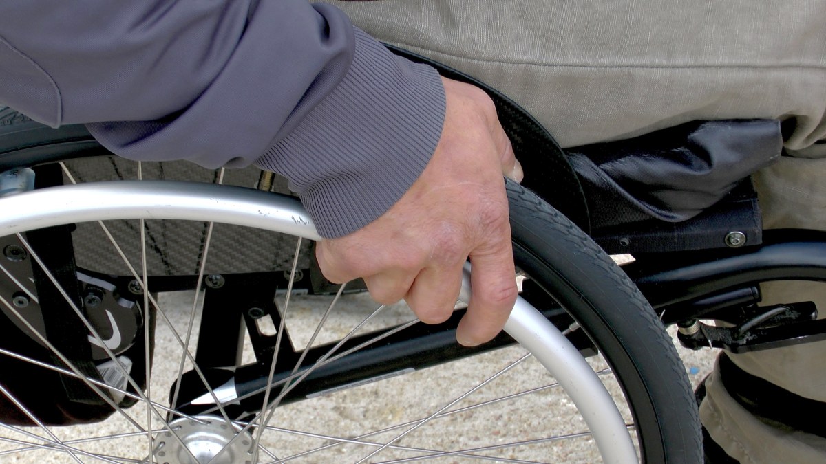 tekerlekli sandalyedeki kişi